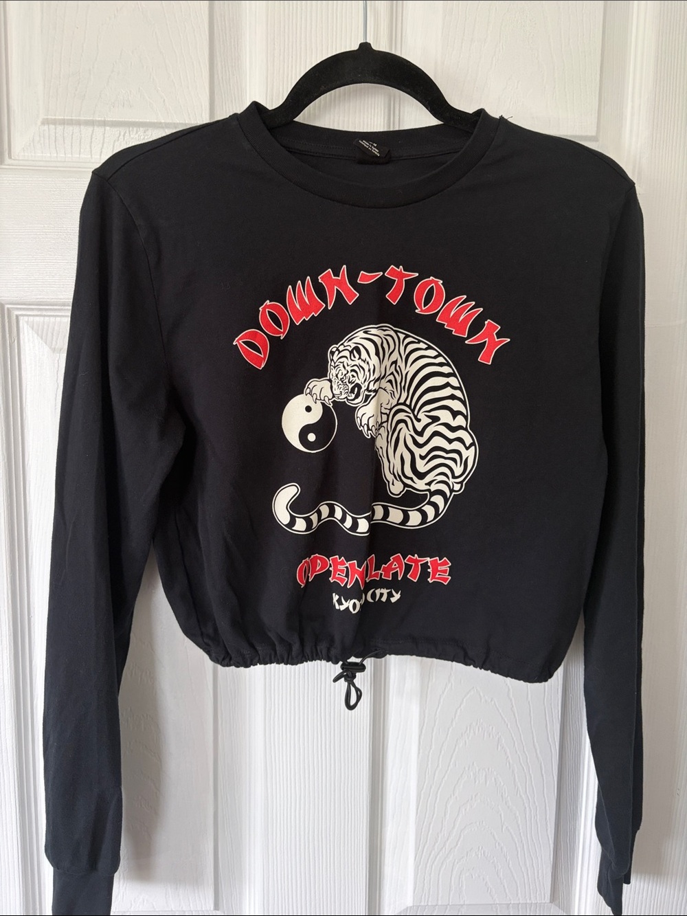Urban Outfitters Black Graphic Cropped Long-Sleeve Top with Tiger Print